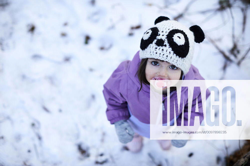 An overhead portrait of a little girl in the snow. Andover, MA, United States ,model released, Symbolfoto CR_SDXQ200128B-295454-01