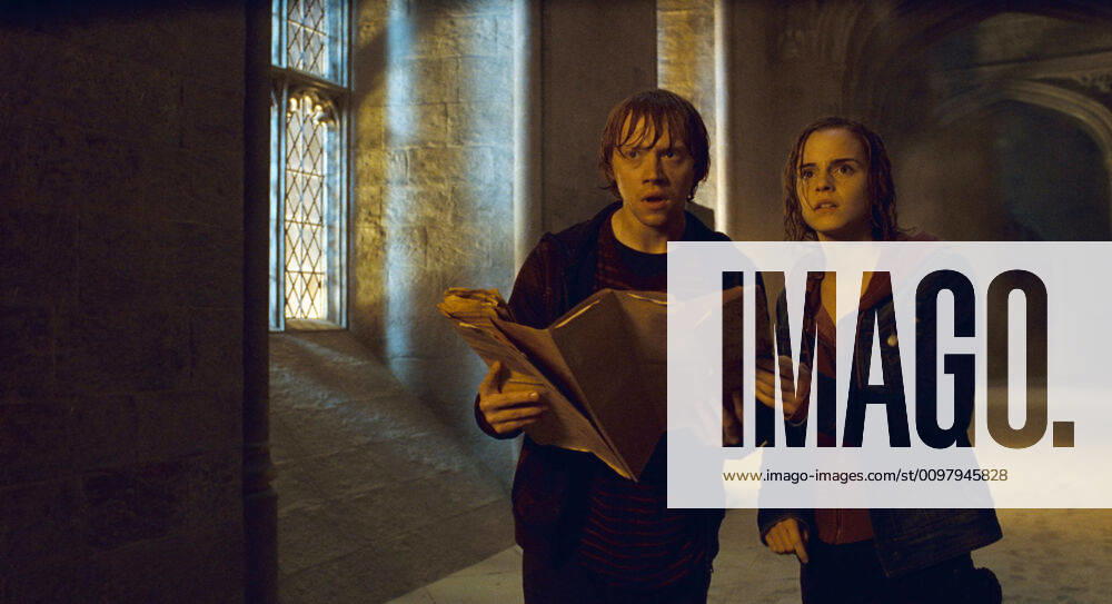 HARRY POTTER AND THE DEATHLY HALLOWS: PART 2, from left: Rupert Grint, Emma Watson, 2011. 2011 Warner Bros. Ent. Harry Potter publishing rights J.K.R. Harry Potter characters, names and related indicia are trademarks of and Warner Bros. Ent. All rights reserved. Courtesy Everett Collection Warner Bros Courtesy Everett Collection !ACHTUNG AUFNAHMEDATUM GESCHÃ„TZT! PUBLICATIONXNOTxINxCANxCHNxFRAxITAxJPNxNORxPOLxRUSxESPxUKxUSA