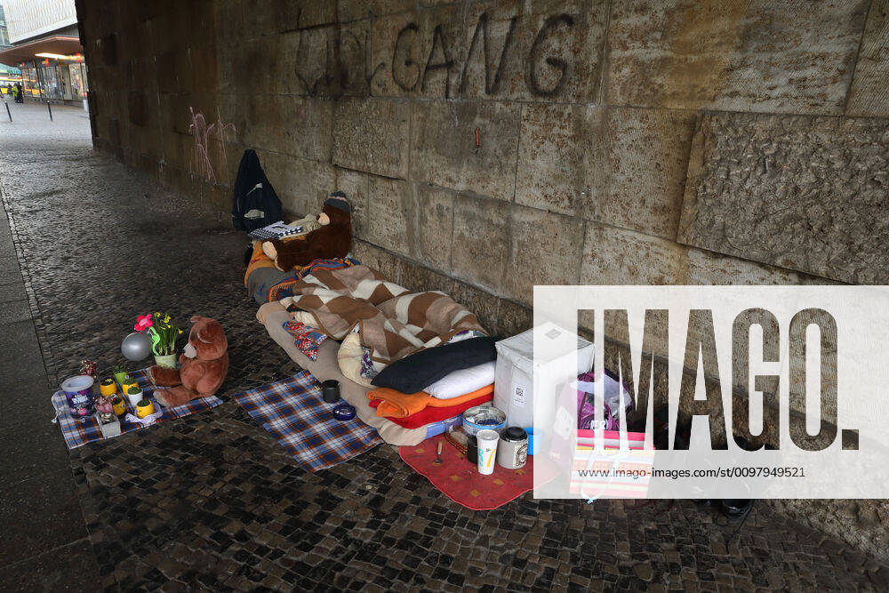 Obdachlosigkeit - aufgeräumter Schlafplatz mit Teddybären eines Obdachlosen unter einer Brücke - GER, Germany, Deutschland, Berlin, 04.03.2020 - Berlin (Charlottenburg-Wilmersdorf): Obdachlosigkeit und Armut in der Hauptstadt. Immer mehr Menschen leben in Berlin ohne festen Wohnsitz auf der Straße. Sie schlagen oft ihre Nachtlager am Straßenrand auf.