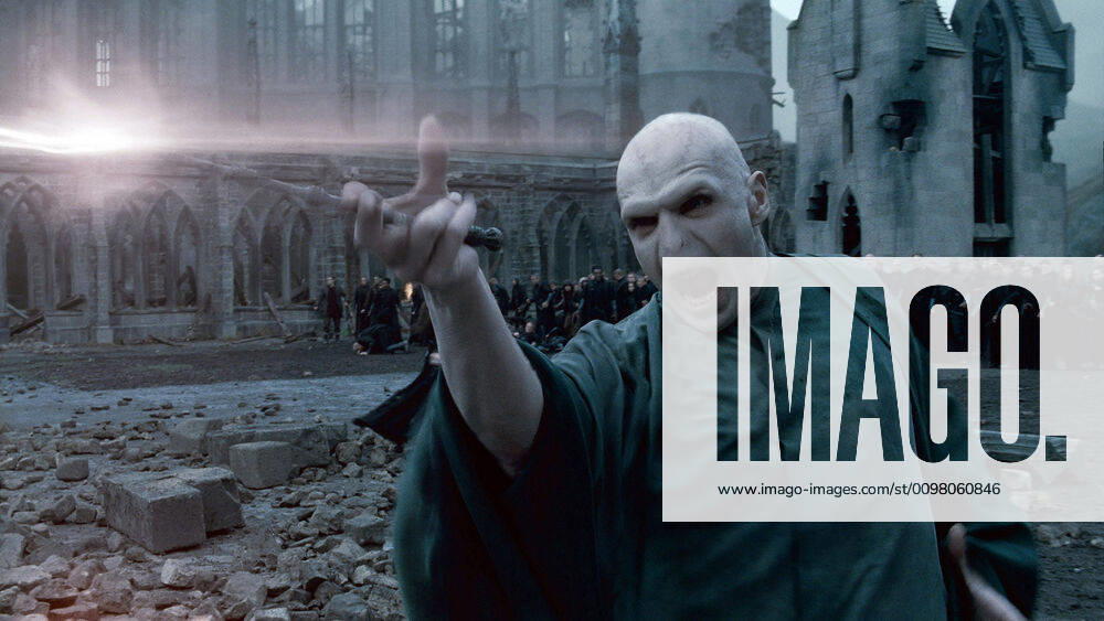 HARRY POTTER AND THE DEATHLY HALLOWS: PART 2, Ralph Fiennes, 2011. 2011 Warner Bros. Ent. Harry Potter publishing rights J.K.R. Harry Potter characters, names and related indicia are trademarks of and Warner Bros. Ent. All rights reserved. Courtesy Everett Collection Warner Bros Courtesy Everett Collection !ACHTUNG AUFNAHMEDATUM GESCHÄTZT! PUBLICATIONXNOTxINxCANxCHNxFRAxITAxJPNxNORxPOLxRUSxESPxUKxUSA