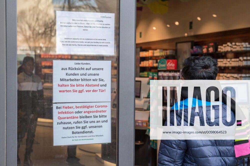 Gesundheit Corona-Virus Auswirkung Auswirkungen der Corona-Krise. Im Bild: Hinweisschilder an der Eingangstuer einer Berliner Apotheke. Es sollen nicht mehr als 6 Kunden gleichzeitig in der Apotheke sein, gegebenenfalls sollen die Kunden vor der Tuer warten. Bei Fieber, bestaetigter Corona-Infektion oder angeordneter Quarantaene soll der Botendienst angerufen werden. Bei Corona-Verdacht sollen die Kunden die Apotheke nicht betreten und das Gesundheitsamt anrufen. 17.3.2020, Berlin