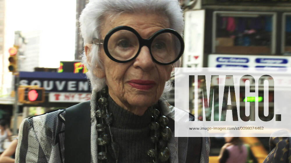 IMAGO ICONS: Iris Apfel IRIS, Iris Apfel, 2014. Magnolia Pictures courtesy Everett Collection Magnolia Pictures Courtesy Everett Collection !ACHTUNG AUFNAHMEDATUM GESCHÃ„TZT! PUBLICATIONXNOTxINxCANxCHNxFRAxITAxJPNxNORxPOLxRUSxESPxUKxUSA