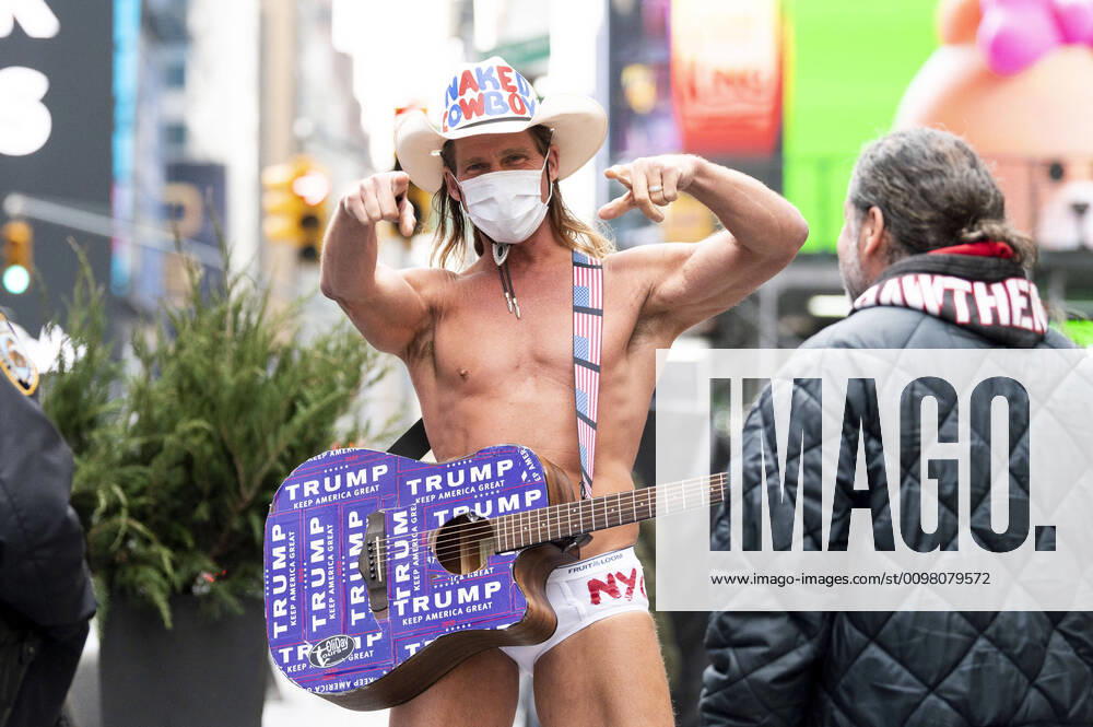 Bilder des Jahres 2020, Entertainment 03 März Entertainment Themen der Woche KW12 March 17, 2020, New York, NY, U.S: March 17, 2020 - New York, NY, United States: The NAKED COWBOY performing and wearing a face mask in Times Square in New York City. New York U.S. - ZUMAb161 20200317_zap_b161_022