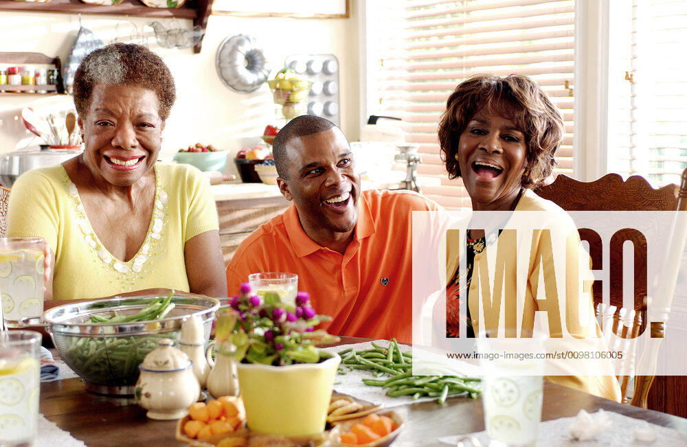 IMAGO ICONS: Maya Angelou MADEA S FAMILY REUNION, Maya Angelou, Director Tyler Perry, Cicely Tyson, on set, 2006, Lions Gate courtesy Everett Collection Lions Gate Courtesy Everett Collection !ACHTUNG AUFNAHMEDATUM GESCHÃ„TZT! PUBLICATIONXNOTxINxCANxCHNxFRAxITAxJPNxNORxPOLxRUSxESPxUKxUSA