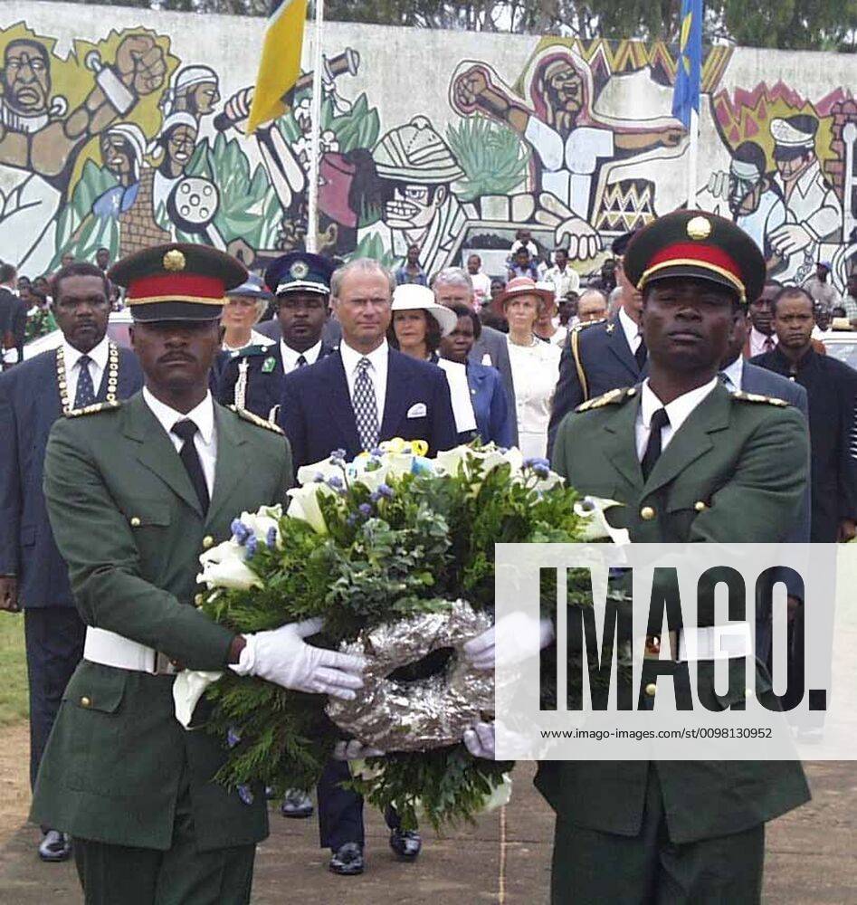 19981103 KING CARL GUSTAF AND QUEEN SILVIA AT STATE VISIT IN MOCAMBIQUE WEDNESDAY AT THE WAR OFFICER MONUMENT FOR PHOTO TORBJÖRN SELANDER Code 4912 F image COPYRIGHT SCANPIX SWEDEN x place information,