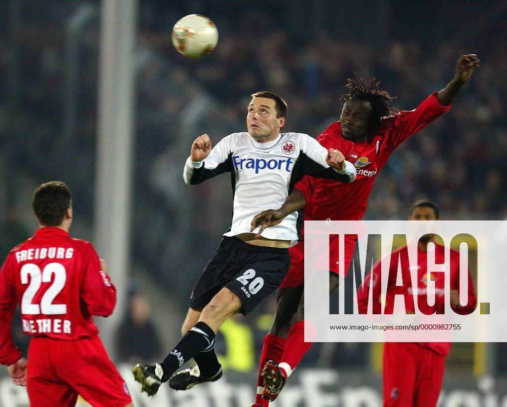 Marcus Beierle (li., Frankfurt) gegen Boubacar Diarra (Freiburg) Fußball 1. BL Herren Saison 2003 2004, SC Freiburg - Eintracht Frankfurt 1:0 Gruppe Freiburg Dynamik,