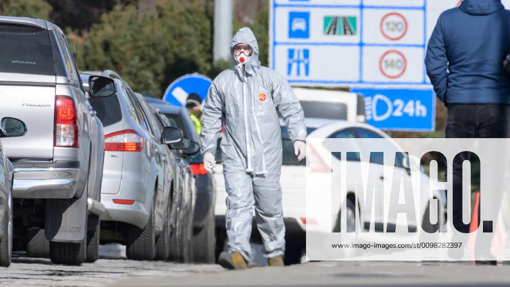 Frankfurt Oder GER, Frankfurt Oder - Grenzuebergang, 21.03.2020 Beamte kontrollieren Fahrzeuge und Passanten, Themenbild - Guest Frankfurt Oder - Slubice, 21.03.2020,