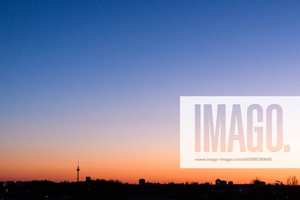 Berlin, Sonnenuntergang Deutschland, Berlin - 21.03.2020: Im Bild ist der Sonnenuntergang am Abend in Berlin zu sehen. Berlin Berlin Deutschland