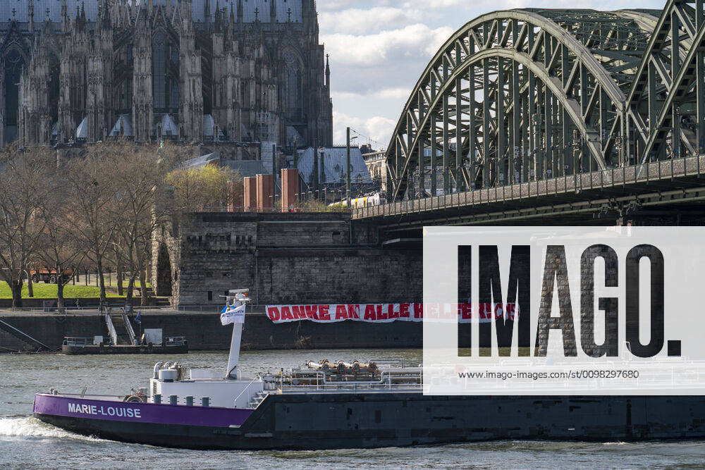 Bilder des Jahres 2020, News 03 März Auswirkungen der Coronavirus Krise, Danke-Banner am Rheinufer, Hohenzollern Brücke, Köln, Deutschland, Corona Krise