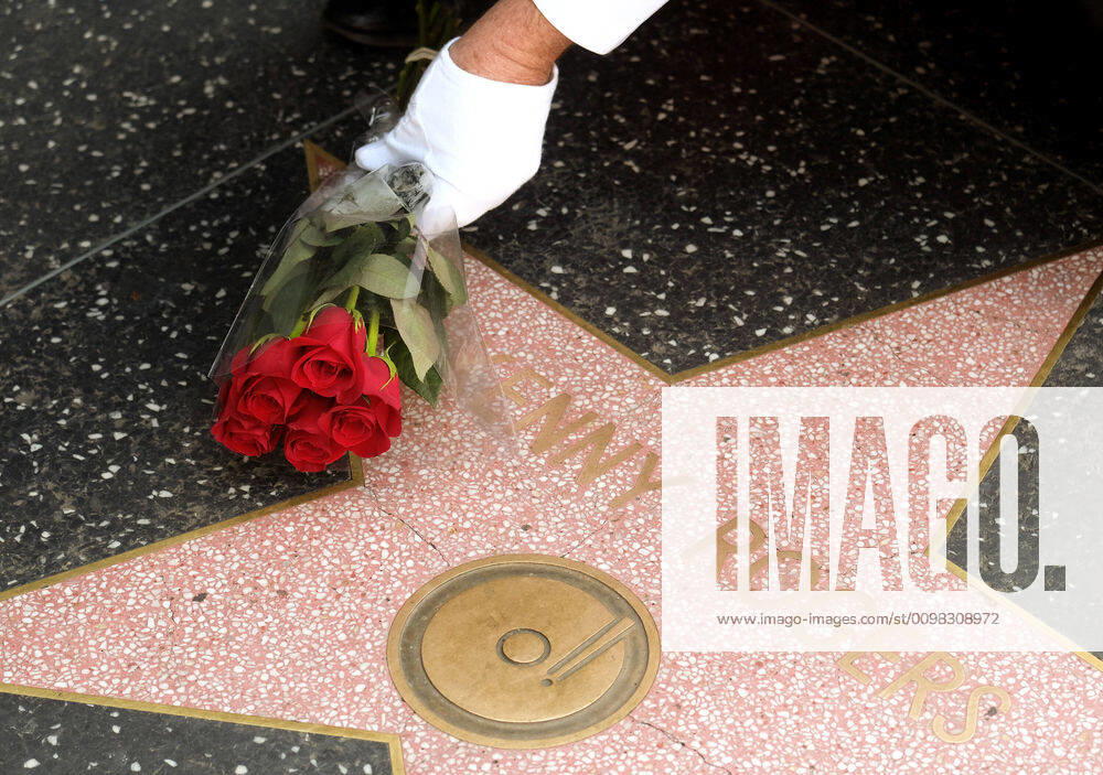 Bilder des Jahres 2020, Entertainment 03 März Entertainment Themen der Woche KW12 March 21, 2020, Hollywood, California, USA: GREGG DONOVAN wearing white gloves, places a bouquet of beautiful red roses at the star of Kenny Rogers on the Hollywood Walk of Fame, Saturday. The longtime singing legend and acting star died late Friday at the age of 81. Hollywood USA - ZUMAc68_ 20200321_zaf_c68_003
