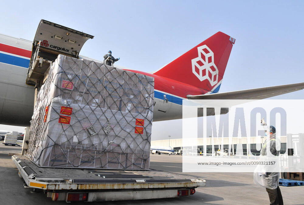 (200322) -- ZHENGZHOU, March 22, 2020 -- Staff load donated materials onto a cargo plane at Xinzheng International Airport in Zhengzhou, capital of central China s Henan Province, March 22, 2020. The first batch of medical supplies donated by China s Henan Province, including 500,000 surgical masks and 100,000 pairs of medical gloves, departed from Zhengzhou on Sunday for Luxembourg by direct airline along the Air Silk Road linking Luxembourg with Zhengzhou to help Luxembourg fight the COVID-19. ) CHINA-HENAN-COVID-19-LUXEMBOURG-DONATED MATERIALS-DEPARTURE (CN) LixJianan