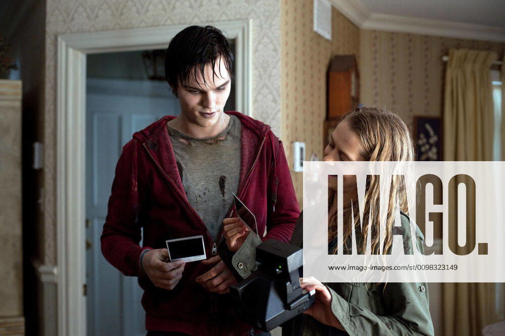 WARM BODIES, from left: Nicholas Hoult, Teresa Palmer, 2013, ph: Jonathan Wenk Summit Entertainment courtesy Everett Collection Summit Entertainment courtesy Everett Collection !ACHTUNG AUFNAHMEDATUM GESCHÄTZT! PUBLICATIONXNOTxINxCANxCHNxFRAxITAxJPNxNORxPOLxRUSxESPxUKxUSA