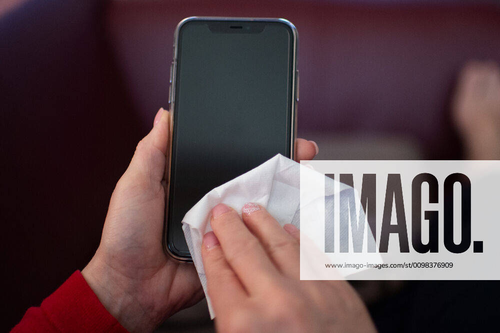 Deutschland 23.03.2020: Feature Hygiene Ein Desinfektionstuch an einem Handy, Mobiltelefon, Smartphone und wird geputzt. In Zeiten des Coronavirus (Covid-19) von immenser Bedeutung, sich regelmäßig die Hände zu waschen und Alltagsgegenstände regelmäßig zu desinfizieren. , Deutschland