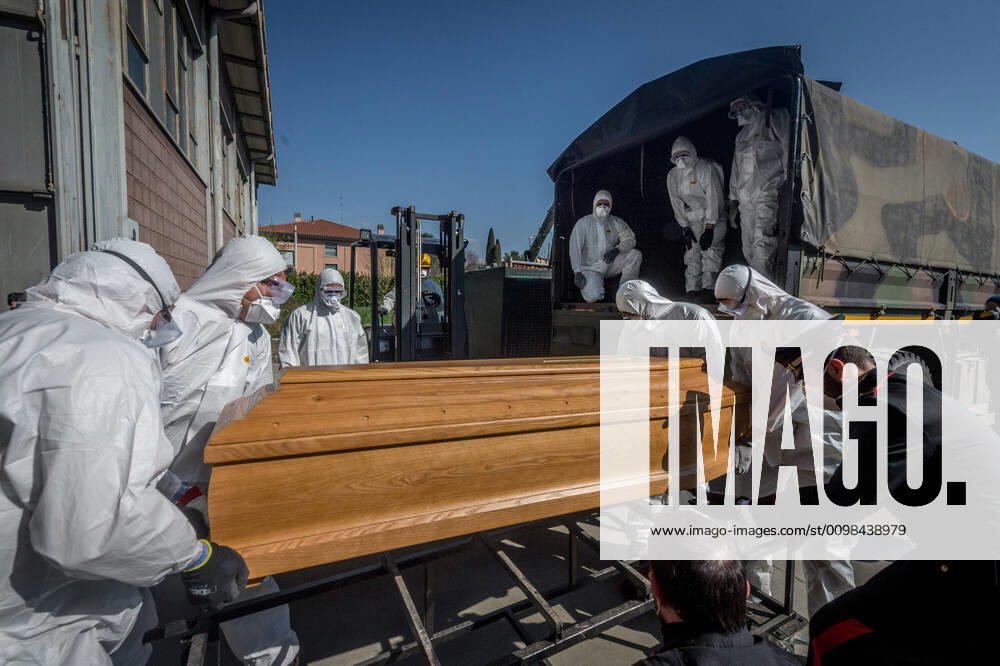Ponte San Pietro (Bergamo). Military and medical personnel of the Army together with the Carabinieri transport the coffins with the use of six trucks from a depot in Ponte San Pietro due to emergency COVID19 Coronavirus (Carlo Cozzoli Fotogramma, San Pietro bridge - 2020-03-24) p.s. la foto e utilizzabile nel rispetto del contesto in cui e stata scattata, e senza intento diffamatorio del decoro delle persone rappresentate