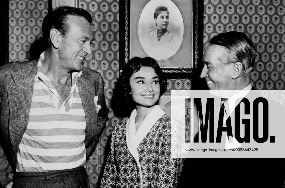 GARY COOPER, AUDREY HEPBURN and MAURICE CHEVALIER enjoy a laugh during production of LOVE IN THE AFTERNOON, 1957 Courtesy Everett Collection !ACHTUNG AUFNAHMEDATUM GESCHÃ„TZT! PUBLICATIONXNOTxINxCANxCHNxFRAxITAxJPNxNORxPOLxRUSxESPxUKxUSA
