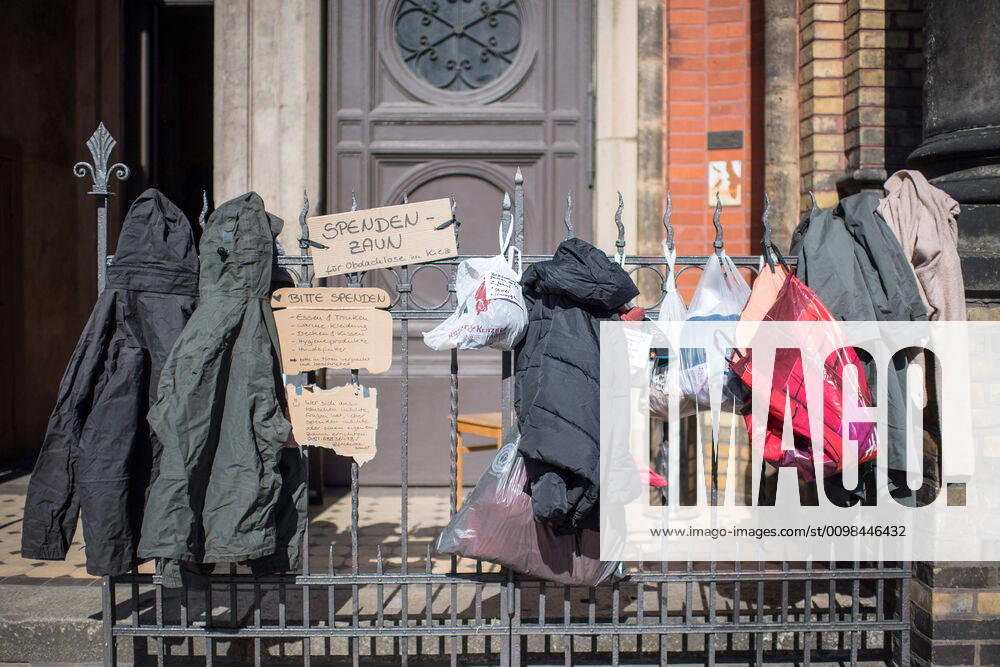 Bekleidung am Spendenzaun an der Zionskirche in Berlin-Mitte (Foto vom 24.03.2020). In ganz Deutschland entstehen derzeit sogenannte Spenden- oder Gabenzaeune fuer Obdachlose. Die Menschen werden dazu aufgerufen, in Plastiktueten verpackte Lebensmittel, Hygieneartikel oder Kleiderspenden an die Zaeune zu haengen, damit sich auf der Strasse lebende oder arme Menschen dort versorgen koennen. Wegen der Corona-Pandemie haben viele soziale Einrichtungen wie Tafeln, Nachtcafes und Suppenkuechen aus Infektionsschutzgruenden mittlerweile geschlossen. (Siehe epd-Meldung vom 24.03.2020) Gabenzaeune fuer Obdachlose in ganz Deutschland