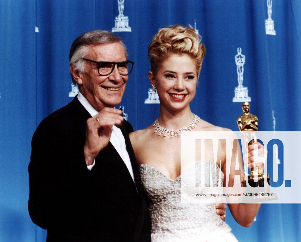 OSCARS: Beste Nebendarstellerin, Preisträgerinnen 1991-2000 1996: MARTIN LANDAU 1995 Best Supporting Actor, ED WOOD presents this year s Best Supporting Actress awrd MIRA SORVINO, MIGHTY APHRODITE , 1997 Courtesy Everett Collection !ACHTUNG AUFNAHMEDATUM GESCHÄTZT! PUBLICATIONXNOTxINxCANxCHNxFRAxITAxJPNxNORxPOLxRUSxESPxUKxUSA