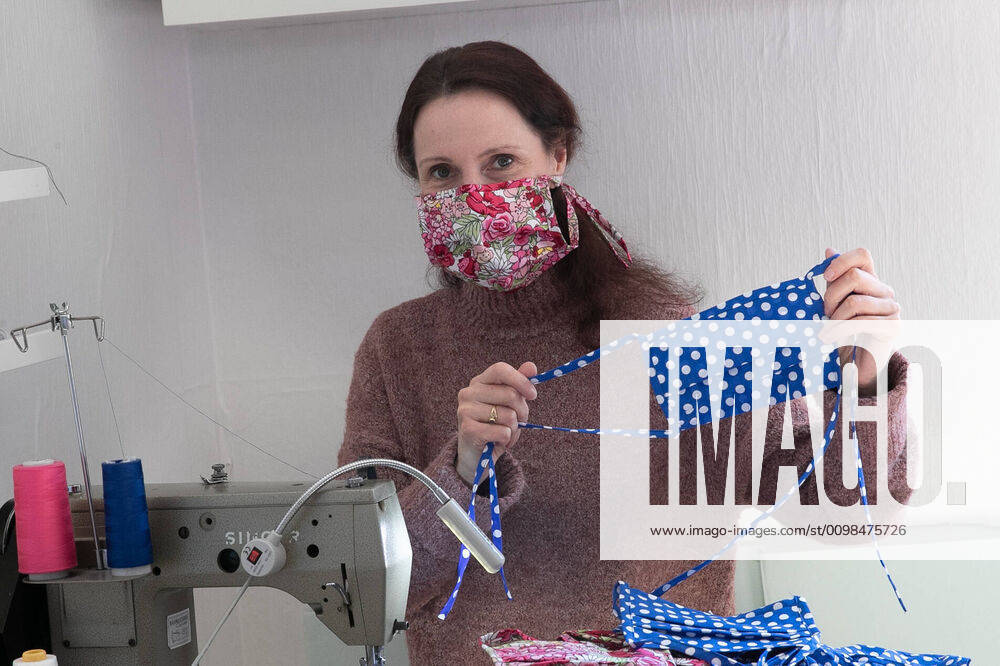 Hannover, Modedesignerin Melanie Wedemeier, näht in ihrem Atelier Sasse-Design, Atemschutzmasken für Altenheime, Coronakrise, Coronavirus,