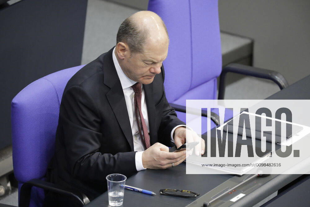 Olaf Scholz, Bundesminister der Finanzen, SPD, vor seiner Rede waehrend der 154. Sitzung des Deutschen Bundestages. In der Debatte zur Bewaeltigung der Corona-Krise soll im Eilverfahren ein Rettungspaket auf den Weg gebracht werden, DEU, Berlin