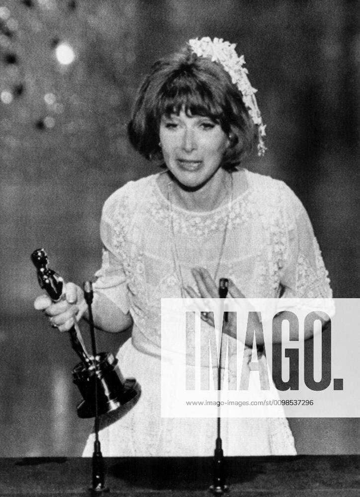 OSCARS: Beste Nebendarstellerin, Preisträgerinnen 1971-1980 Lee Grant accepting her Academy Award for SHAMPOO, 1976 Courtesy Everett Collection !ACHTUNG AUFNAHMEDATUM GESCHÄTZT! PUBLICATIONXNOTxINxCANxCHNxFRAxITAxJPNxNORxPOLxRUSxESPxUKxUSA