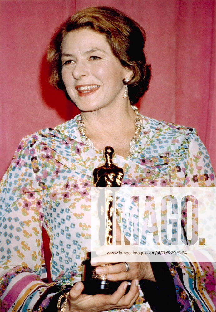 OSCARS: Beste Nebendarstellerin, Preisträgerinnen 1971-1980 Ingrid Bergman accepting the Best Supporting Actress Oscar at the 47th Academy Awards for her performance in MURDER ON THE ORIENT EXPRESS, 1975 Courtesy Everett Collection !ACHTUNG AUFNAHMEDATUM GESCHÄTZT! PUBLICATIONXNOTxINxCANxCHNxFRAxITAxJPNxNORxPOLxRUSxESPxUKxUSA