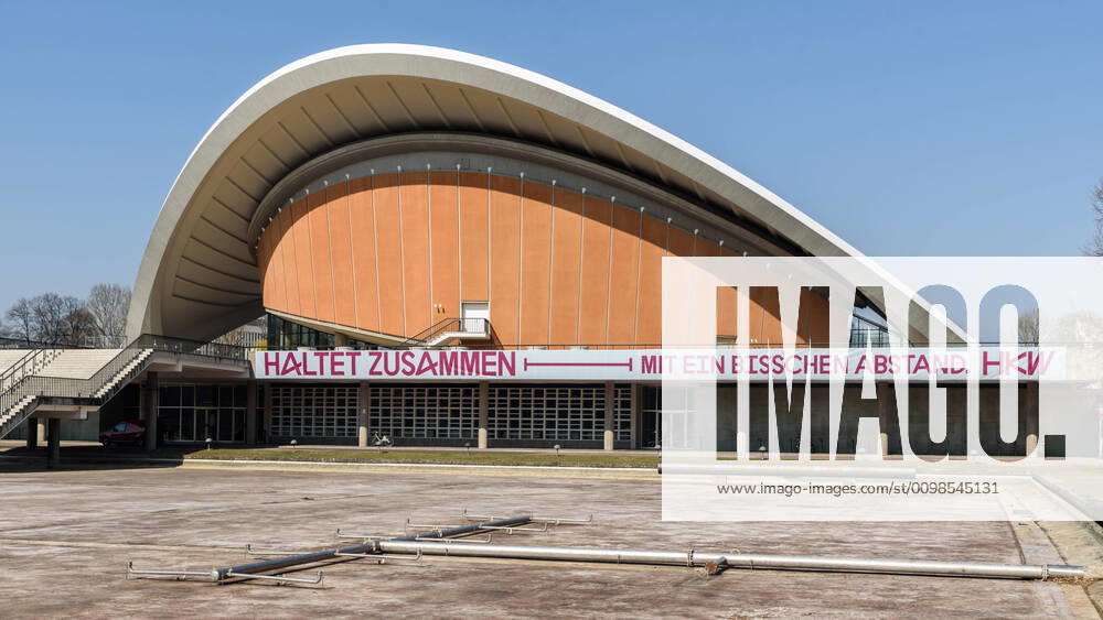 Transparent am Haus der Kulturen der Welt zu Zeiten von Covid-19 Transparent am Haus der Kulturen der Welt ruft zu Zusammenhalt zu Zeiten von Covid-19 auf., Berlin Berlin Deutschland Mitte