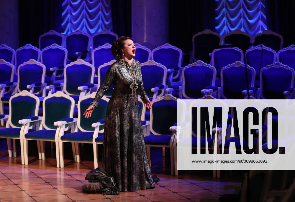 Bilder des Jahres 2020, Entertainment 03 März Entertainment Themen der Woche KW13 MOSCOW, RUSSIA - MARCH 28, 2020: Singer Yulia Shcherbakova performs in a scene from the Verdi Online concert streamed live from the White Column Hall of Princess Shakhovskaya at the Helikon-Opera Moscow Music Theatre. Vladimir Gerdo TASS TS0D3BC3