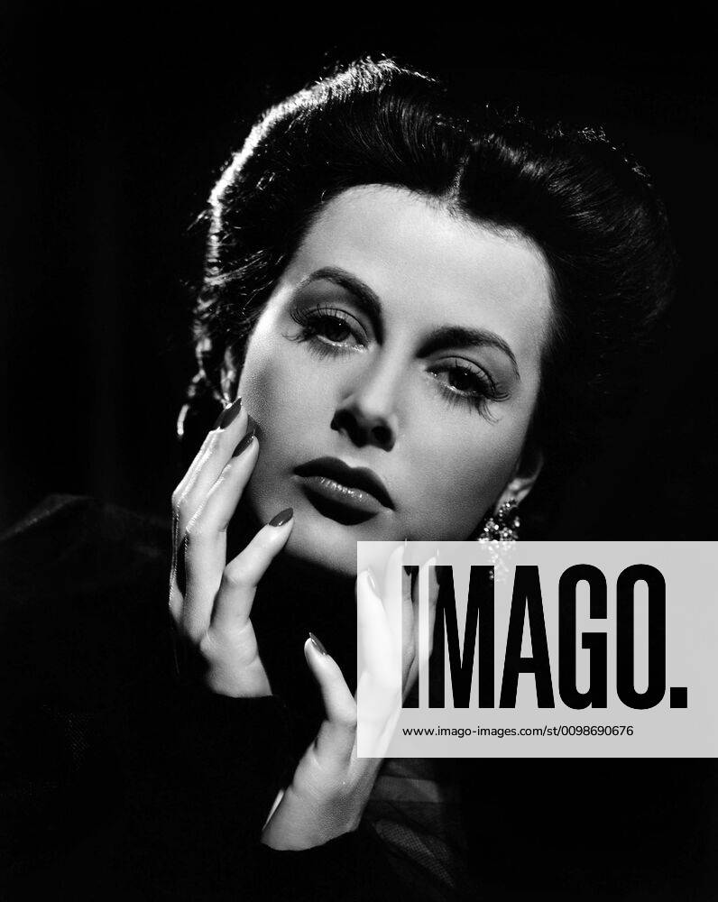 IMAGO ICONS: Hedy Lamarr CROSSROADS, Hedy Lamarr, portrait by Virgil Apger, 1942 Courtesy Everett Collection !ACHTUNG AUFNAHMEDATUM GESCHÄTZT! PUBLICATIONXNOTxINxCANxCHNxFRAxITAxJPNxNORxPOLxRUSxESPxUKxUSA