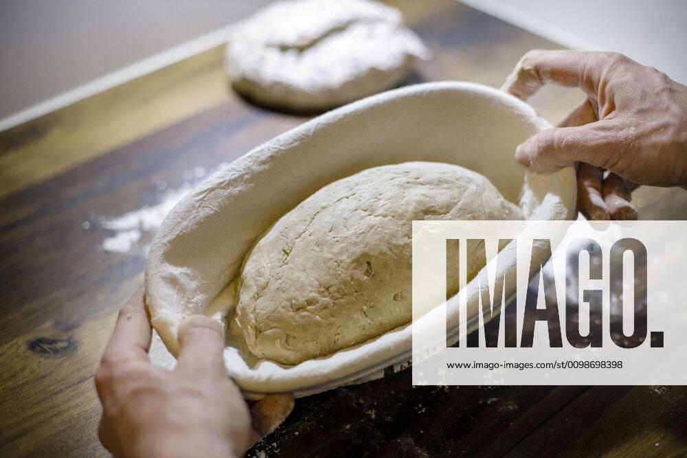 Creative Highlights Symbol Symbolfoto zum Thema Brotbacken. Ein Laib aus Brotteig liegt in einem Brotkorb. Berlin, 25.03.2020. Berlin Deutschland