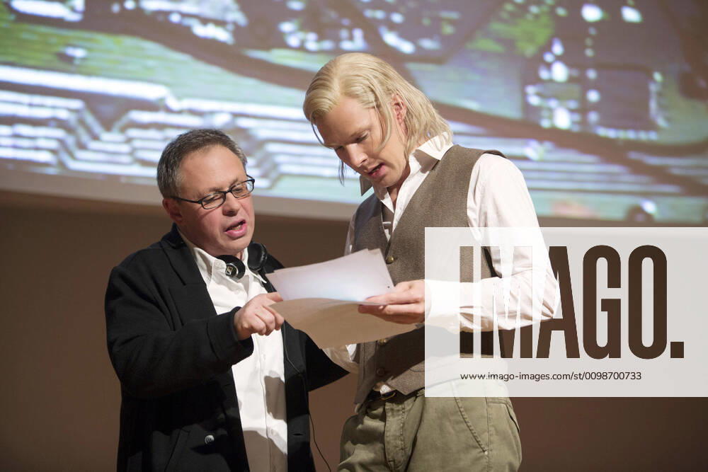 THE FIFTH ESTATE, from left: director Bill Condon, Benedict Cumberbatch, on set, 2013. ph: Frank Connor Touchstone Pictures courtesy Everett Collection Touchstone Pictures Courtesy Everett Collection !ACHTUNG AUFNAHMEDATUM GESCHÄTZT! PUBLICATIONXNOTxINxCANxCHNxFRAxITAxJPNxNORxPOLxRUSxESPxUKxUSA