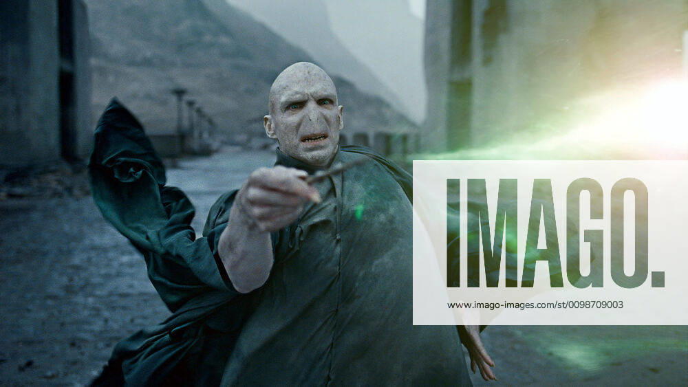 HARRY POTTER AND THE DEATHLY HALLOWS: PART 2, Ralph Fiennes, 2011. 2011 Warner Bros. Ent. Harry Potter publishing rights J.K.R. Harry Potter characters, names and related indicia are trademarks of and Warner Bros. Ent. All rights reserved. Courtesy Everett Collection Warner Bros Courtesy Everett Collection !ACHTUNG AUFNAHMEDATUM GESCHÄTZT! PUBLICATIONXNOTxINxCANxCHNxFRAxITAxJPNxNORxPOLxRUSxESPxUKxUSA