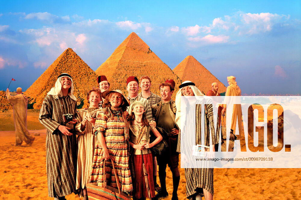 HARRY POTTER AND THE PRISONER OF AZKABAN, The Weasley Family s vacation postcard; Rupert Grint (second from left), Julie Walters (front row, left), Bonnie Wright (front row, right), 2004, Warner Brothers courtesy Everett Collection Warner Bros Courtesy Everett Collection !ACHTUNG AUFNAHMEDATUM GESCHÄTZT! PUBLICATIONXNOTxINxCANxCHNxFRAxITAxJPNxNORxPOLxRUSxESPxUKxUSA