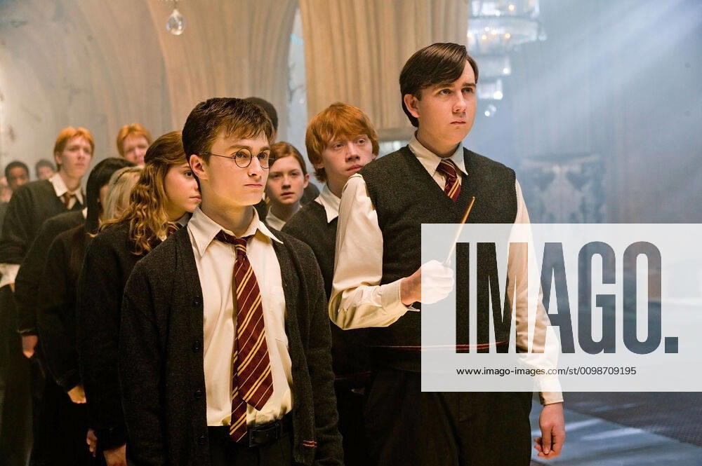 HARRY POTTER AND THE ORDER OF THE PHOENIX, Emma Watson (back, left), Daniel Radcliffe (front left), Bonnie Wright (back, center left), Rupert Grint (back center), Matthew Lewis, 2007. Warner Bros. courtesy Everett Collection Warner Bros Courtesy Everett Collection !ACHTUNG AUFNAHMEDATUM GESCHÄTZT! PUBLICATIONXNOTxINxCANxCHNxFRAxITAxJPNxNORxPOLxRUSxESPxUKxUSA