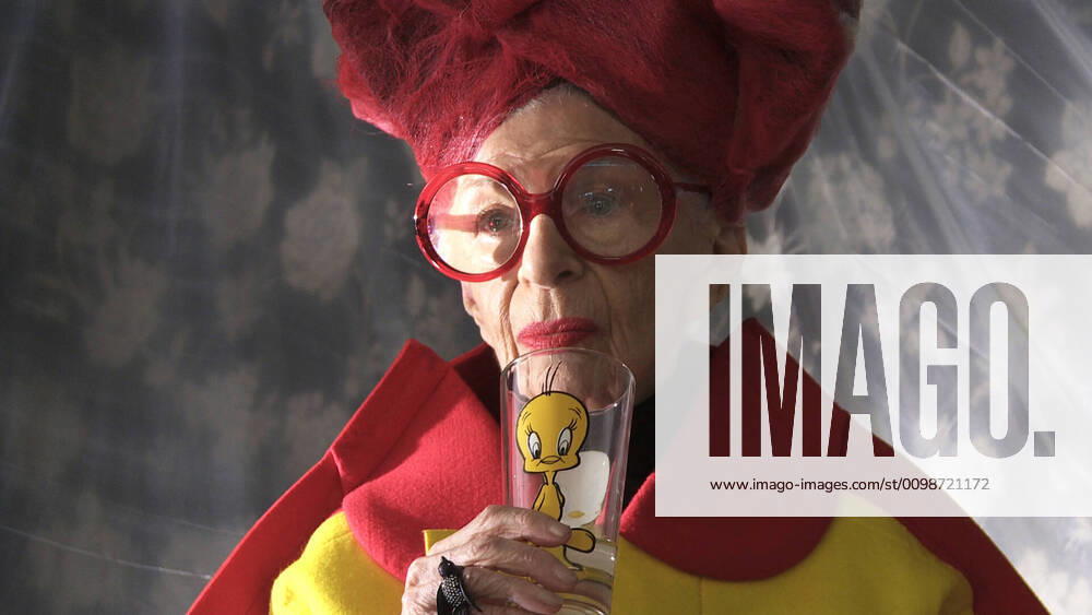 IMAGO ICONS: Iris Apfel IRIS, Iris Apfel, 2014. Magnolia Pictures courtesy Everett Collection Magnolia Pictures Courtesy Everett Collection !ACHTUNG AUFNAHMEDATUM GESCHÄTZT! PUBLICATIONXNOTxINxCANxCHNxFRAxITAxJPNxNORxPOLxRUSxESPxUKxUSA