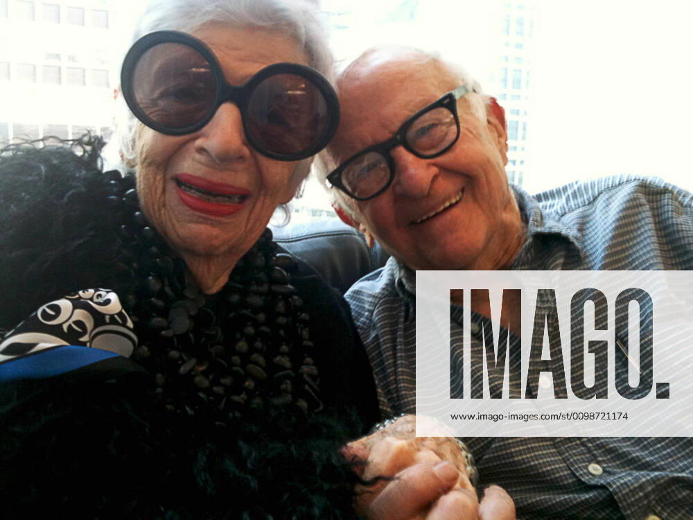 IMAGO ICONS: Iris Apfel IRIS, l-r: Iris Apfel, director Albert Maysles, 2014. Magnolia Pictures courtesy Everett Collection Magnolia Pictures Courtesy Everett Collection !ACHTUNG AUFNAHMEDATUM GESCHÄTZT! PUBLICATIONXNOTxINxCANxCHNxFRAxITAxJPNxNORxPOLxRUSxESPxUKxUSA