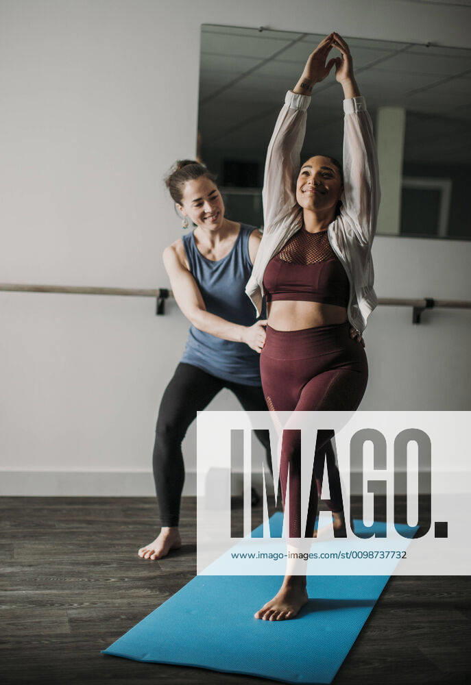 White personal trainer helps african american woman workout at gym Portland, ME, United States ,model released, Symbolfoto CR_SSNF200227-306000-01