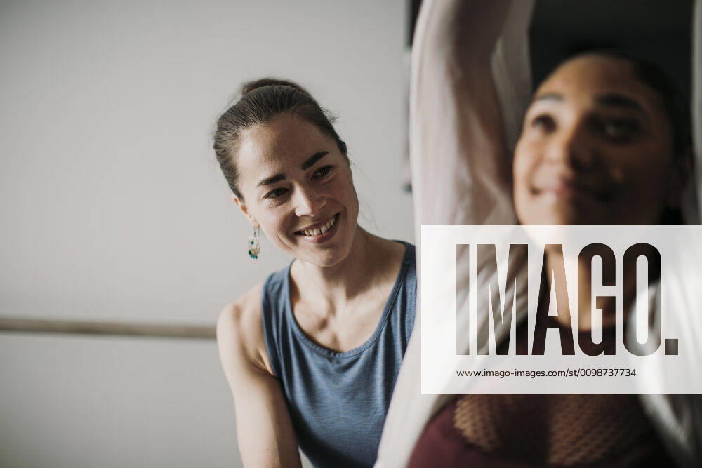 IMAGO Creative: Gesellschaft, Integration smiling personal trainer helps her female client with fitness Portland, ME, United States ,model released, Symbolfoto CR_SSNF200227-306002-01