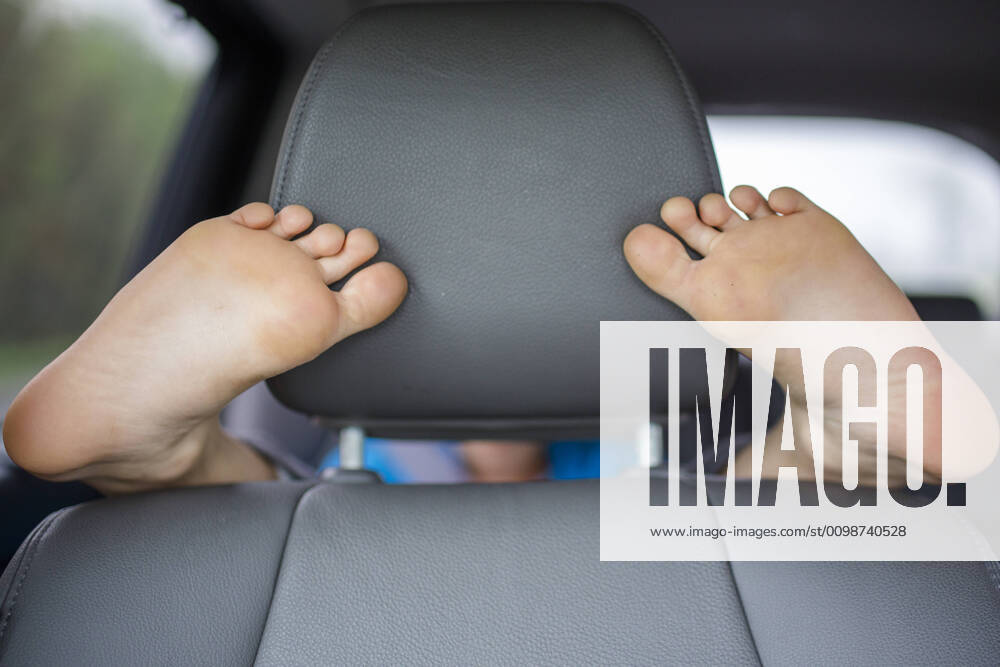 IMAGO Creative: Klimawandel - Nachhaltiges Reisen A child in the backseat of a car wraps his feet round the front seat Columbus, OH, United States ,model released, Symbolfoto CR_RETI200304C-251136-01