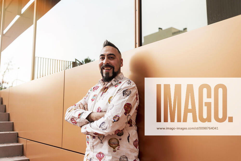 Bearded man leaning on wall with arms crossed against office building Barcelona, CT, Spain ,model released, Symbolfoto CR_RAFE200326-250503-01