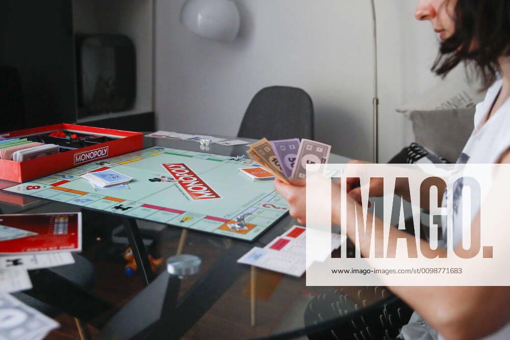 Jeu de Monopoly en famille NEWS : Activite des enfants pendants le confinement - France - 31 03 2020 GwendolineLeGoff Panoramic