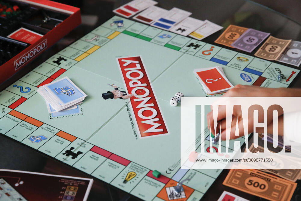 Jeu de Monopoly en famille NEWS : Activite des enfants pendants le confinement - France - 31 03 2020 GwendolineLeGoff Panoramic