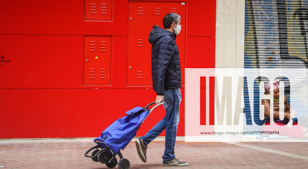 April 1, 2020 (Malaga) Homeless and homeless people are increasingly seen on the streets of Malaga on the occasion of the Coronavirus - ZUMAc161 20200401_zap_c161_014