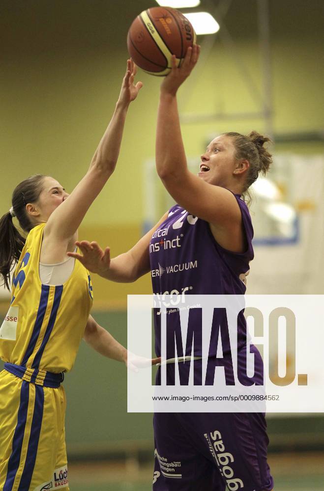 Korbwurf für Göttingen, Klaudia Grudzien gegen Mona Frey, links , SC Rist Basketball Damen 2. Bundesliga am 19.02.2012 SC Rist Scala Lady Baskets - BG 74 Göttingen 52 - 79