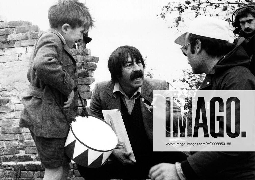 THE TIN DRUM, (aka DIE BLECHTROMMEL), foreground from left: David Bennent, author Gunter Grass, director Volker Schlondorff, on set, 1979. New World Pictures courtesy Everett Collection New World Pictures Courtesy Everett Collection !ACHTUNG AUFNAHMEDATUM GESCHÄTZT! PUBLICATIONXNOTxINxCANxCHNxFRAxITAxJPNxNORxPOLxRUSxESPxUKxUSA