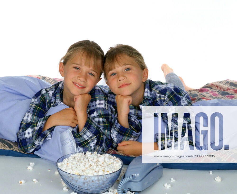YOU RE INVITED TO MARY-KATE & ASHLEY S SLEEPOVER PARTY, from left: Mary-Kate Olsen, Ashley Olsen, 1995, Dualstar Productions courtesy Everett Collection Dualstar Productions courtesy Everett Collection !ACHTUNG AUFNAHMEDATUM GESCHÄTZT! PUBLICATIONXNOTxINxCANxCHNxFRAxITAxJPNxNORxPOLxRUSxESPxUKxUSA