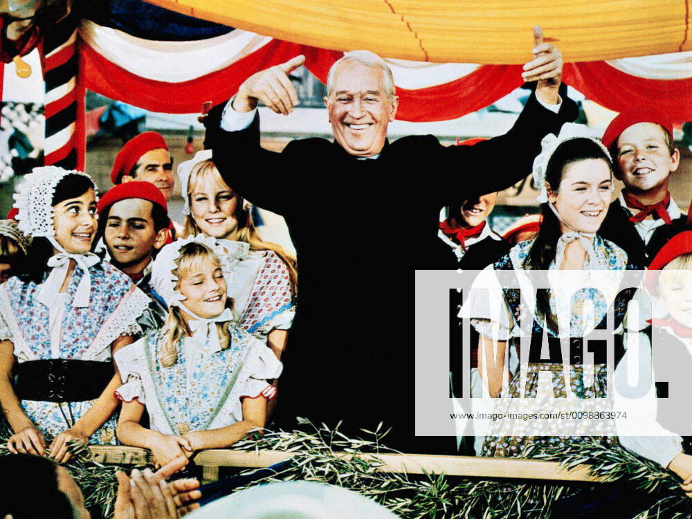 MONKEYS, GO HOME!, Maurice Chevalier (in black), 1967 Courtesy Everett Collection !ACHTUNG AUFNAHMEDATUM GESCHÄTZT! PUBLICATIONXNOTxINxCANxCHNxFRAxITAxJPNxNORxPOLxRUSxESPxUKxUSA