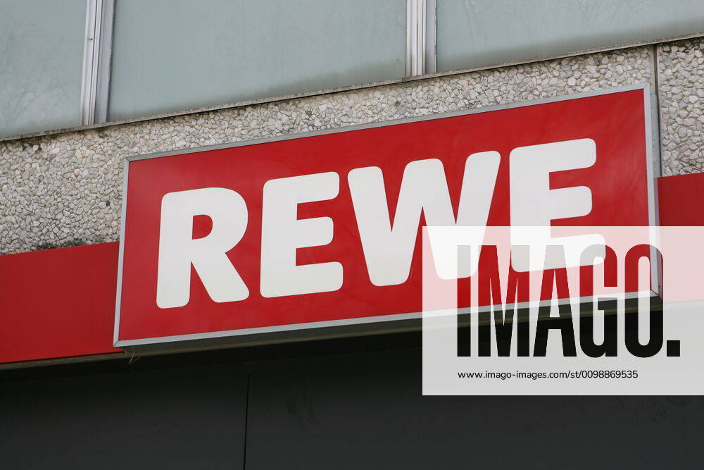 Logo der Supermarkt Kette Rewe an einer Filiale 02.04.2020