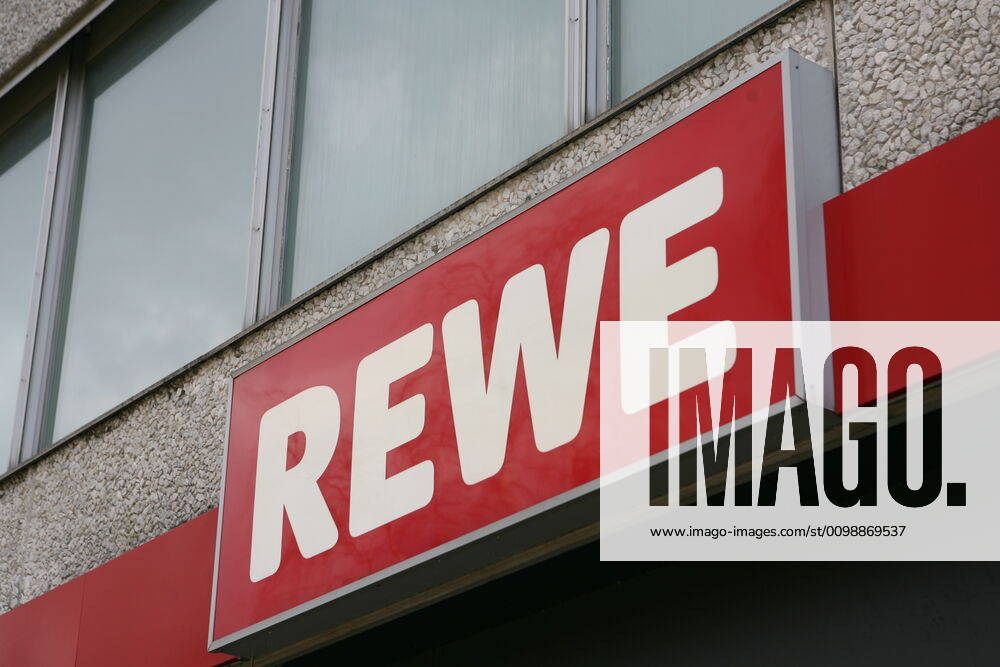 Logo der Supermarkt Kette Rewe an einer Filiale 02.04.2020