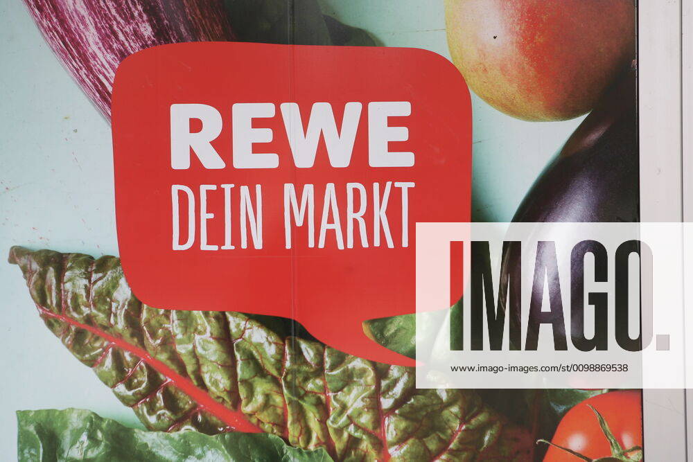 Logo der Supermarkt Kette Rewe an einer Filiale 02.04.2020