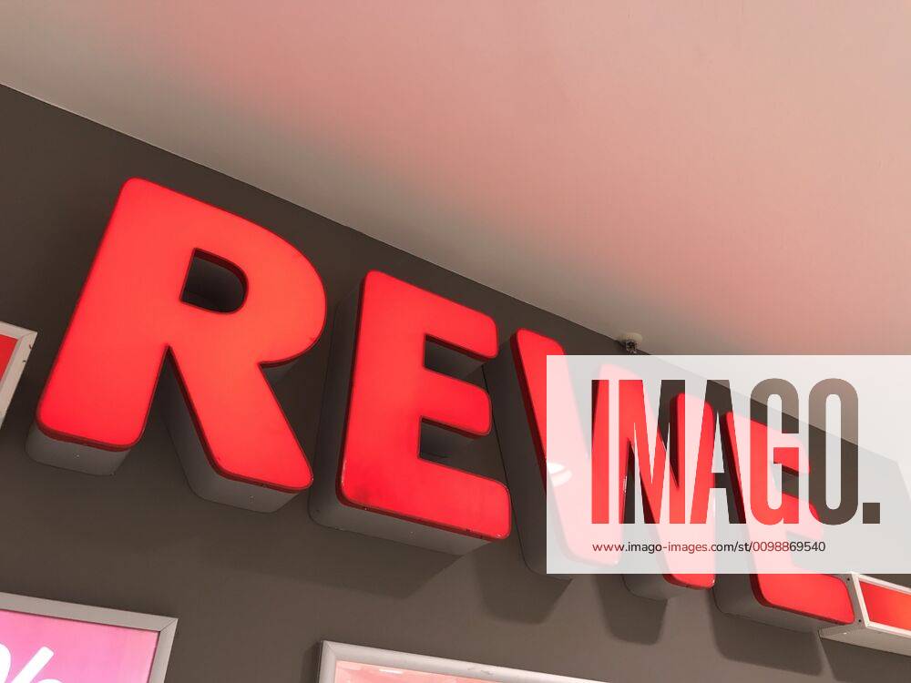 Logo der Supermarkt Kette Rewe an einer Filiale 02.04.2020